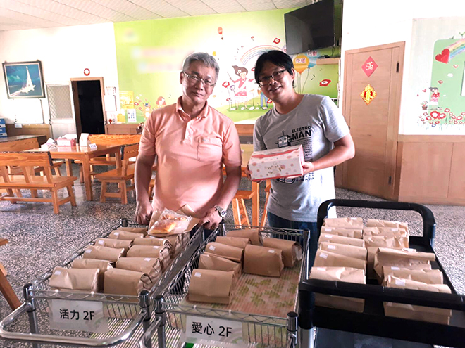 雷科鄭再興董事長捐贈麵包給育幼院及兒童之家。