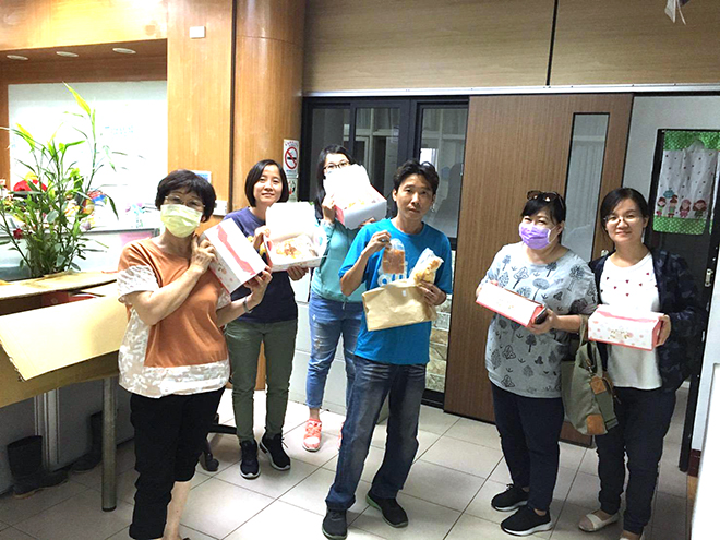 雷科鄭再興董事長捐贈麵包給育幼院及兒童之家。