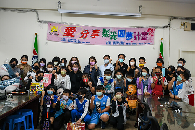 雷科攜手高雄市救國團合作「愛·分享 聚光圓夢計畫」–圓夢贈禮。