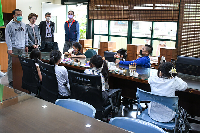 雷科攜手高雄市救國團合作「愛·分享 聚光圓夢計畫」–圓夢贈禮。