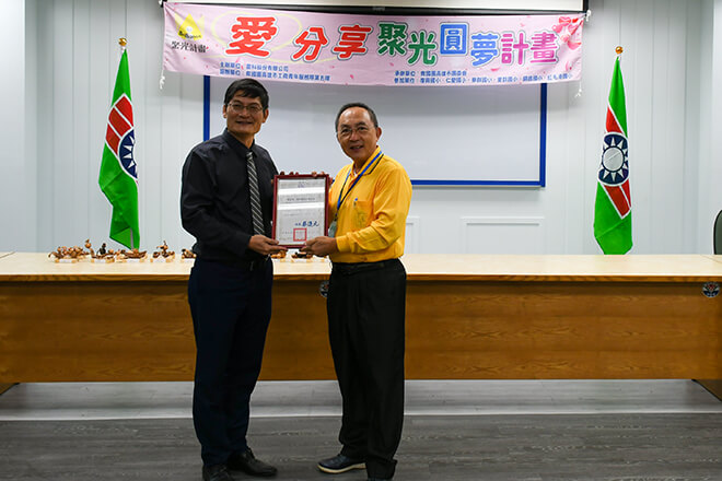 雷科攜手高雄市救國團合作「愛·分享 聚光圓夢計畫」–圓夢贈禮。