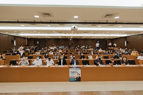 雷科董事長獲邀至中山大學半導體學院向師生分享創業歷程。