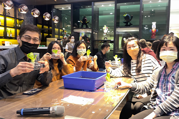 「吃碳吧!光合機器工作坊」帶你從水耕新進變先進 一同當個生菜富翁。