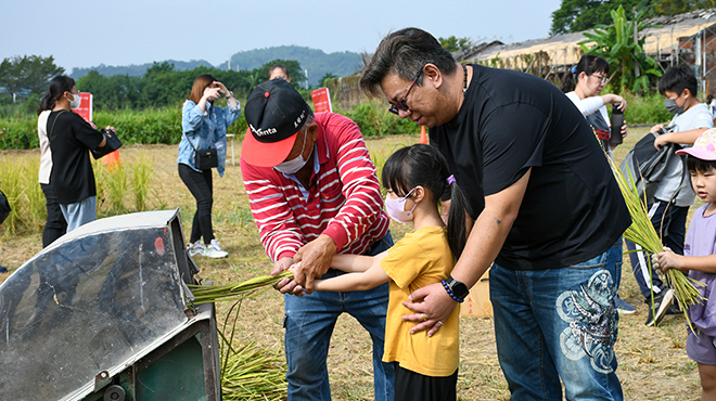 稻殼飄吟：秋風田園交饗宴。