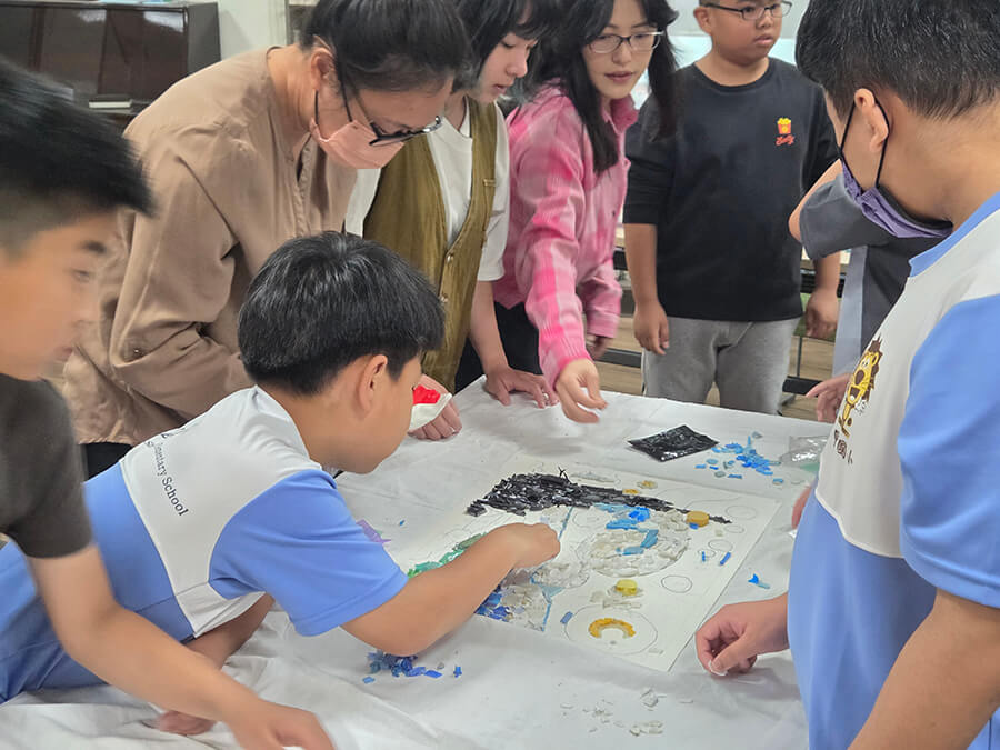 永續種子萌芽！獅甲國小學童攜手創作海廢藝術《星夜》。