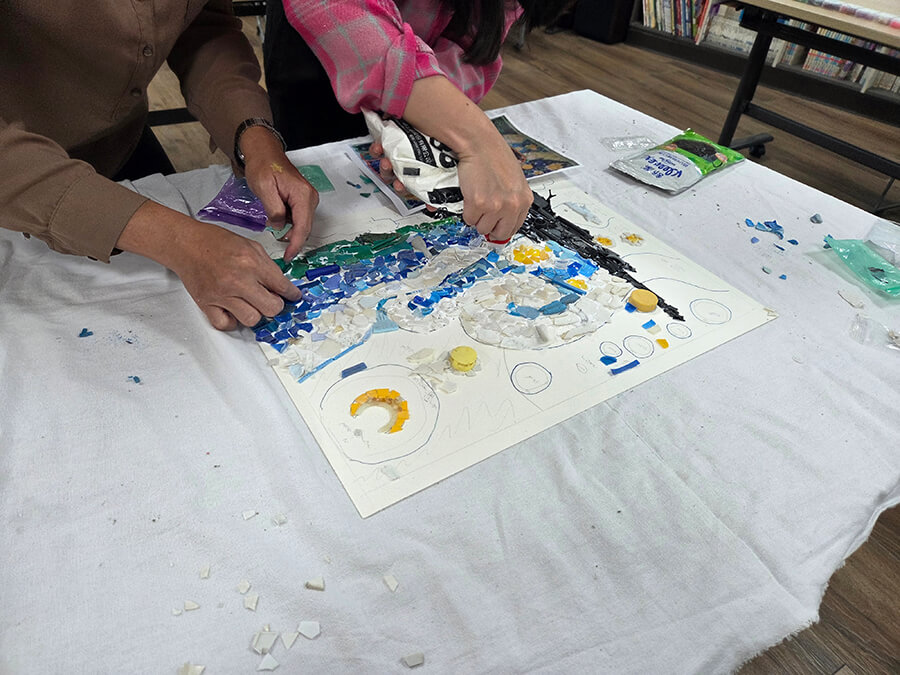 永續種子萌芽！獅甲國小學童攜手創作海廢藝術《星夜》。