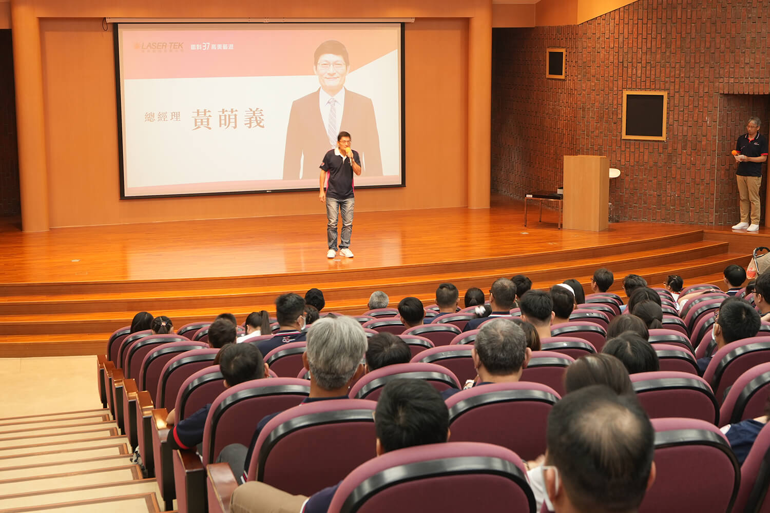 雷科三七 高美藝遊。