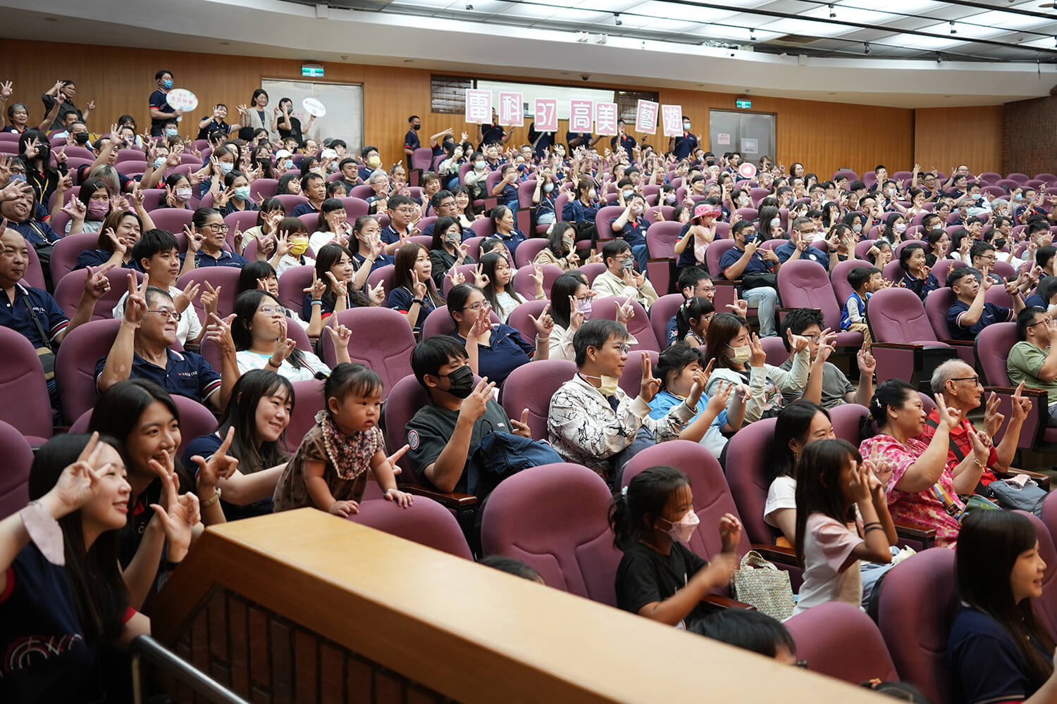 雷科三七 高美藝遊。