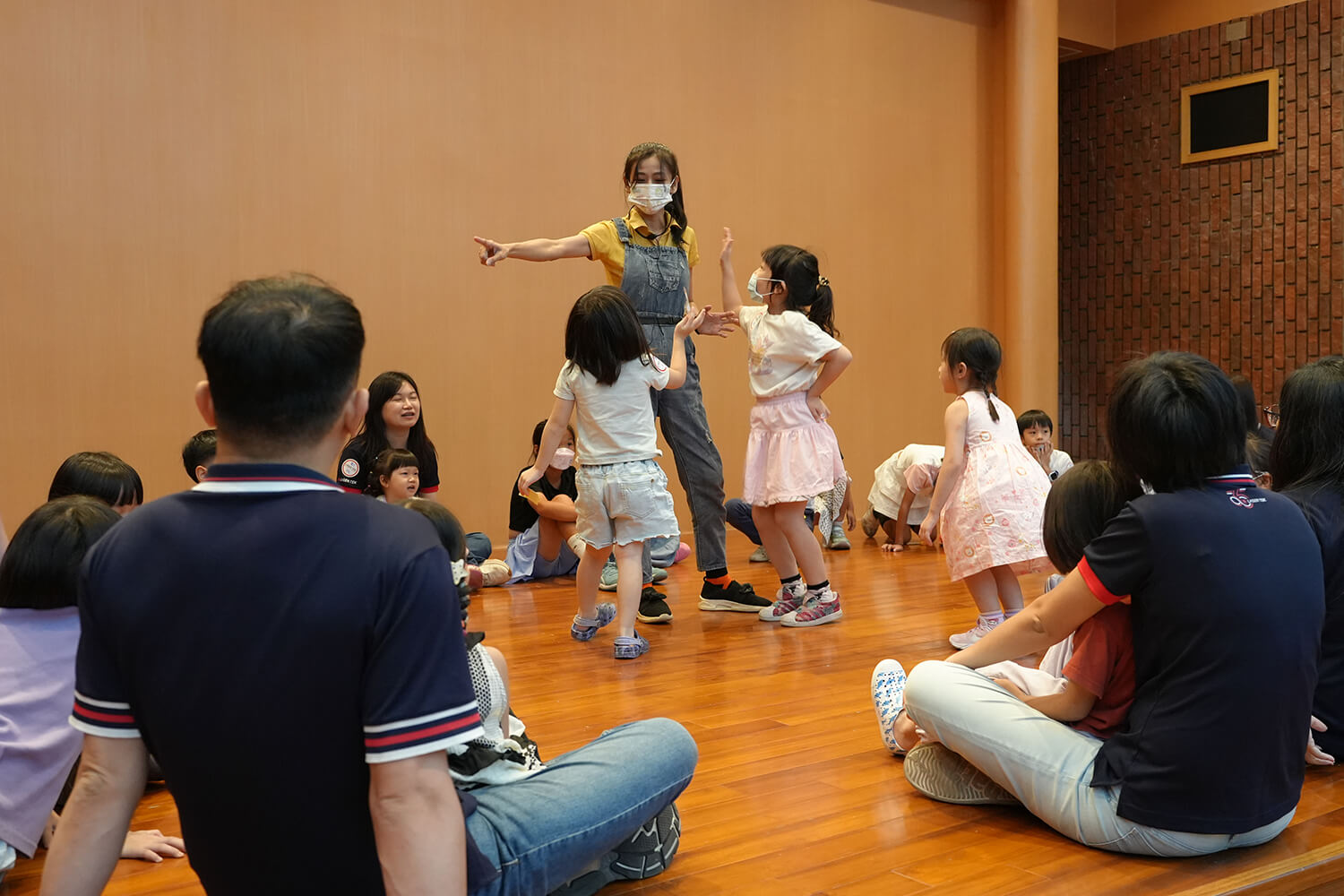 雷科三七 高美藝遊。