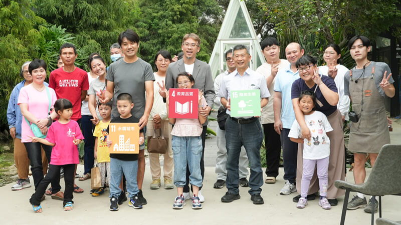 透過幼蟲視角一同成為螢河領航員。